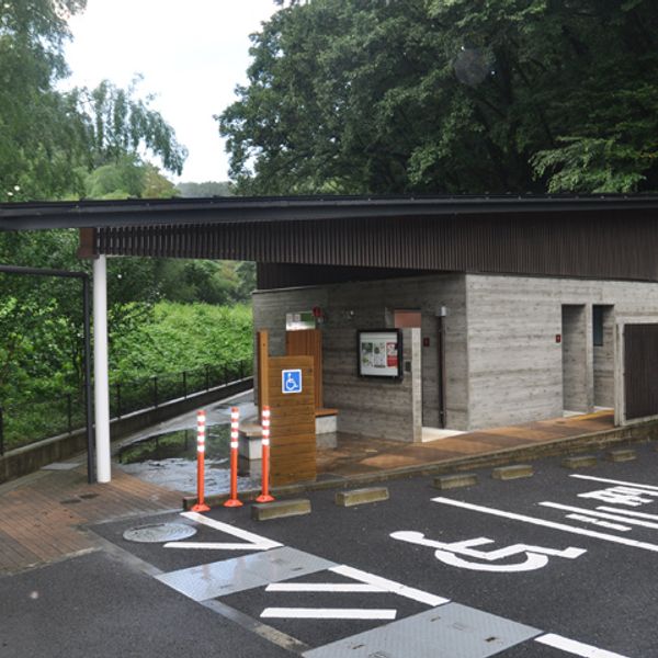 大戸緑地　駐車場脇トイレ - トップ画像