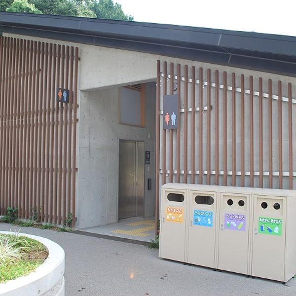 恩賜上野動物園　弁天門横トイレ - トップ画像