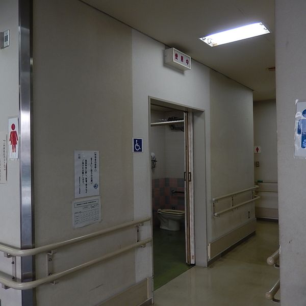 東京都北区立障害者福祉センター　2階西側車いす使用者用トイレ左側 - おすすめ画像