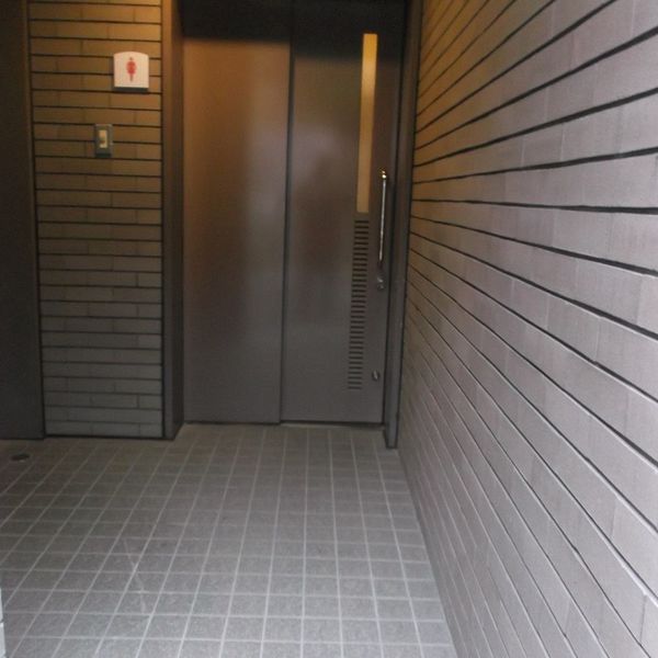 青梅市火葬場１階屋外だれでもトイレ - おすすめ画像
