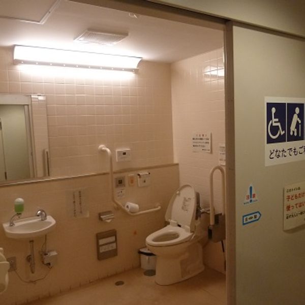 府中市立新町文化センター　1階だれでもトイレ - おすすめ画像