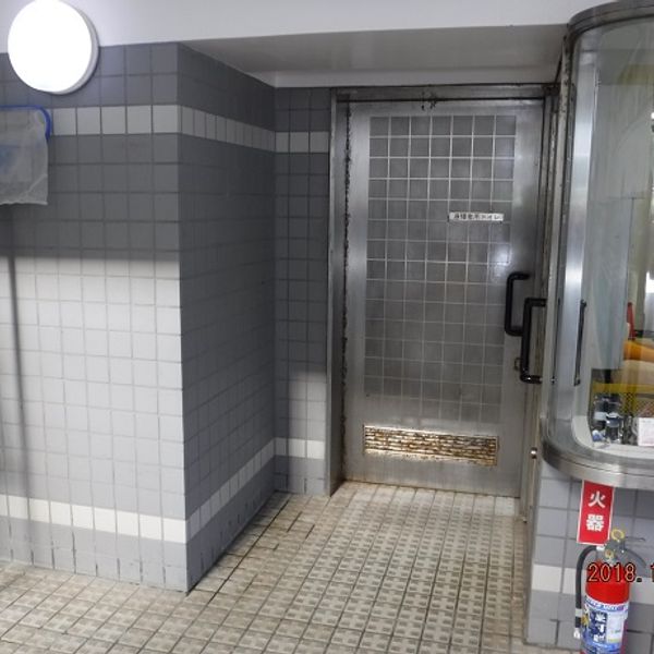 調布市総合体育館　地下1階プール内トイレ - トップ画像