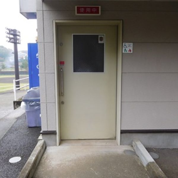 三輪みどり山球場　事務所横だれでもトイレ - トップ画像