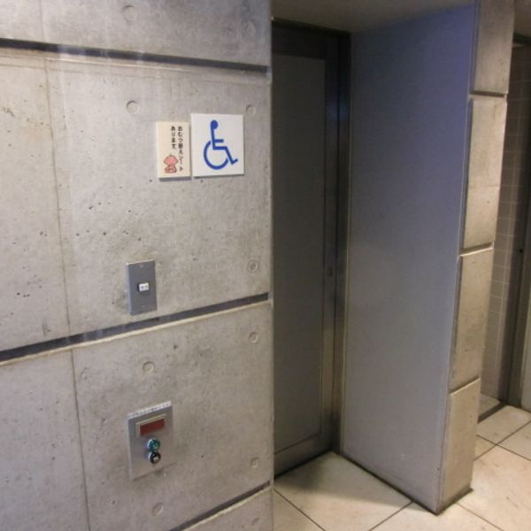 多摩市立複合文化施設（パルテノン多摩）　2階エントランスホールだれでもトイレ - おすすめ画像