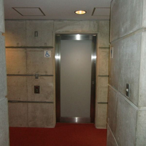 多摩市立複合文化施設（パルテノン多摩）　2階小ホールロビーだれでもトイレ - おすすめ画像