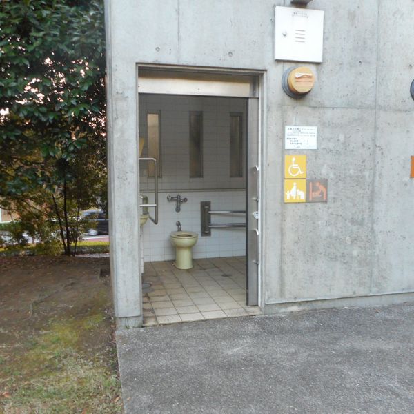 若葉台公園　多目的広場だれでもトイレ - おすすめ画像