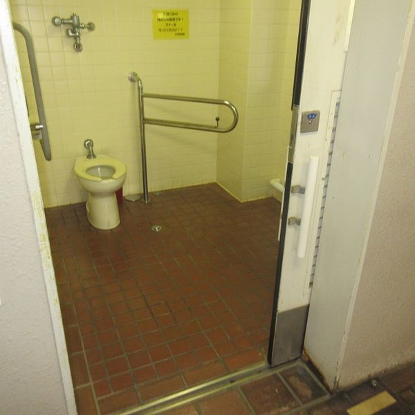 西東京市役所田無庁舎　庁舎敷地内スロープ下だれでもトイレ - トップ画像