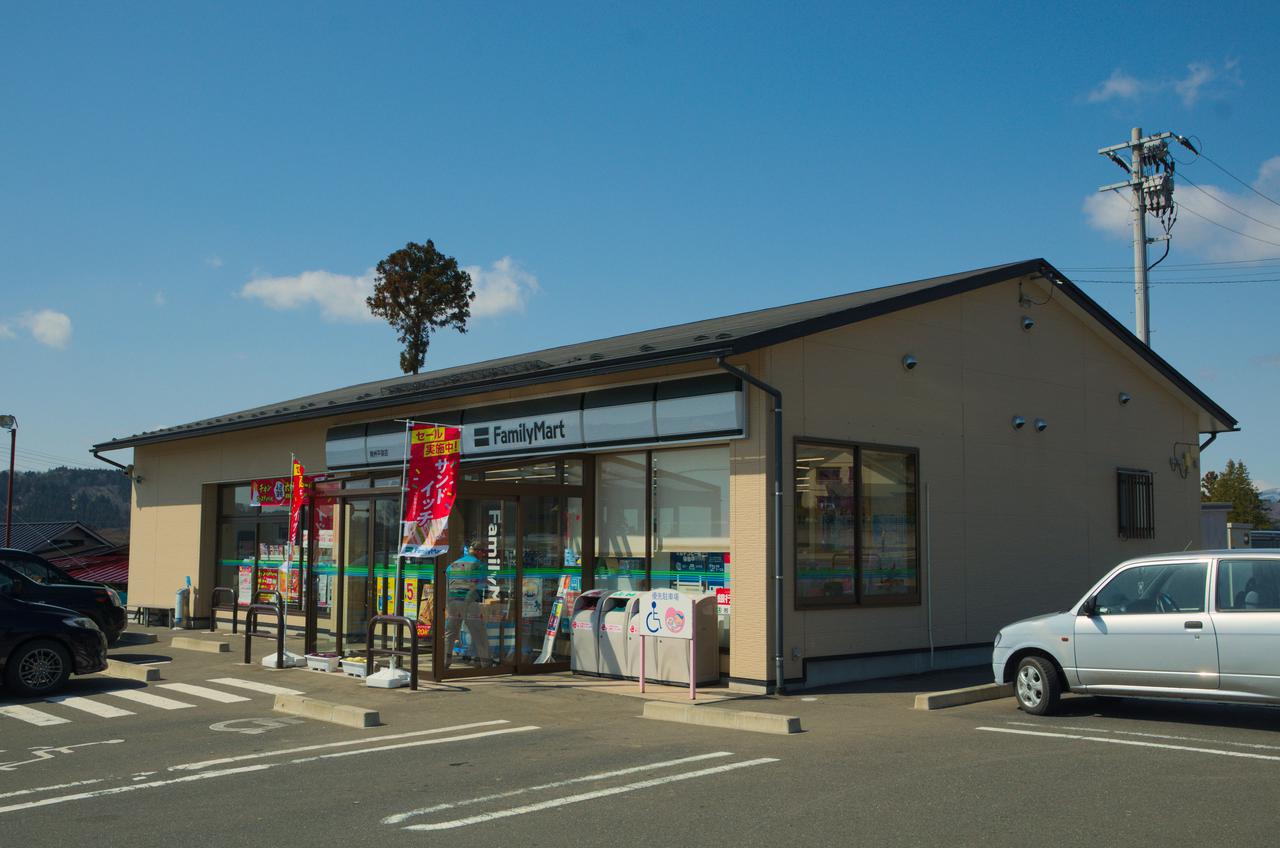 近所のファミマ 高円寺純情商店街「ファミマ」の隣に「ファミマ」 移転を前に2軒