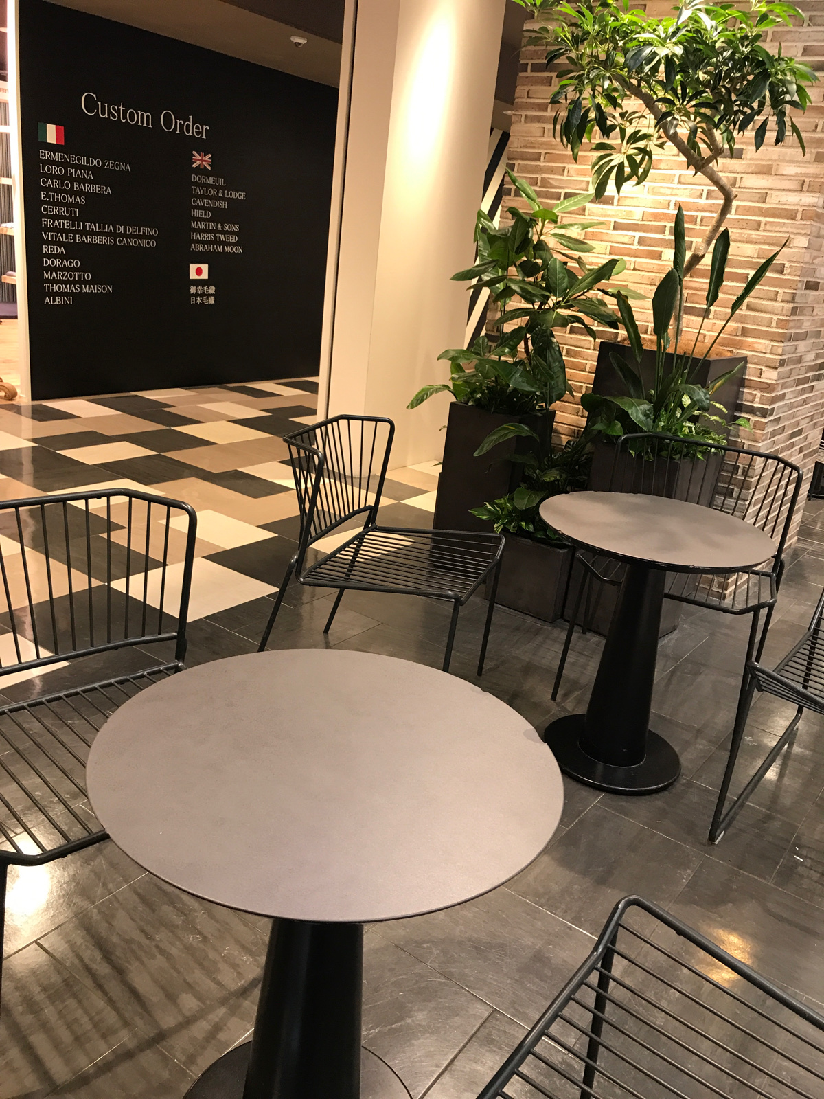 あべのハルカス ウィング館とタワー館7階のつなぎ目スチール製