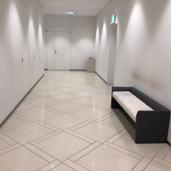 大名古屋ビルヂング2階トイレ近くのソファ - おすすめ画像