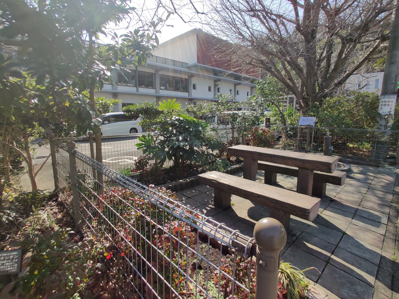 鎌倉市役所前ベンチ休憩所（休憩スペース） | MEQQE（めっけ）