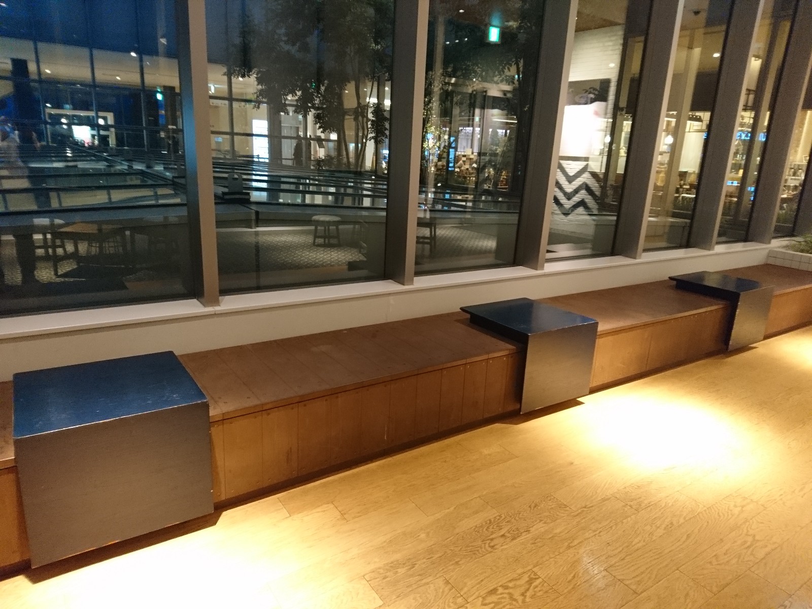 みなとみらいMARK IS4階 北側 ひだまりテラス前休憩場所（休憩