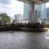 横浜そごう2階 海側 風の広場のベンチ - トップ画像