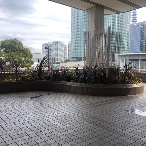 横浜そごう2階 海側 風の広場のベンチ - おすすめ画像