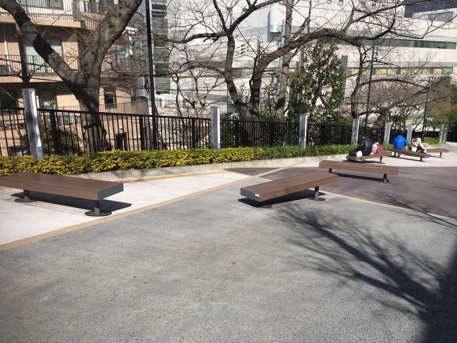 ベンチ 山崎産業 ベンチYB-77L-WN(背付肘付) - 屋外にも設置できる天然