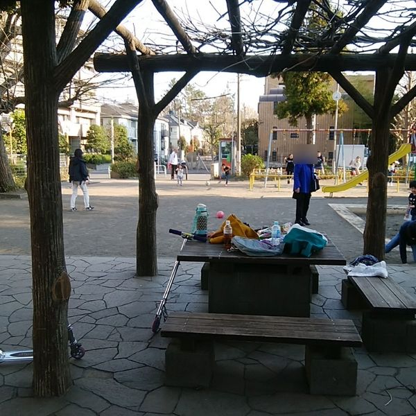 成城学園前駅近くの公園の休憩ベンチ - おすすめ画像