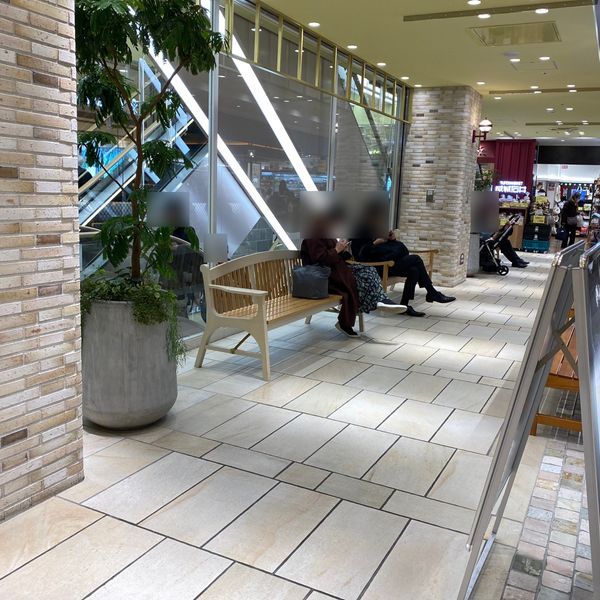 恵比寿駅　アトレ西館 4階エスカレーター横　休憩場所 - トップ画像