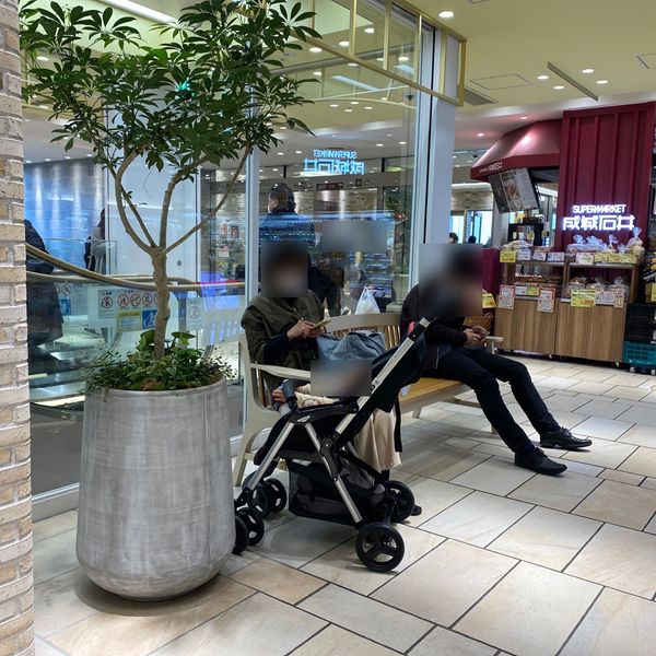 恵比寿駅　アトレ西館 4階エスカレーター横　休憩場所 - おすすめ画像