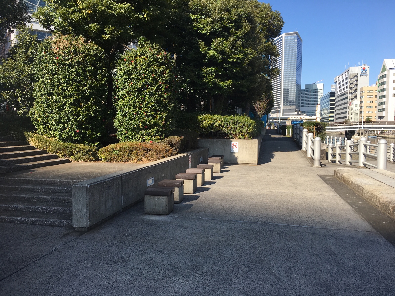 水辺の休憩所 須磨海浜公園駅】改札口付近の休憩場所 – 座れる休憩場所検索