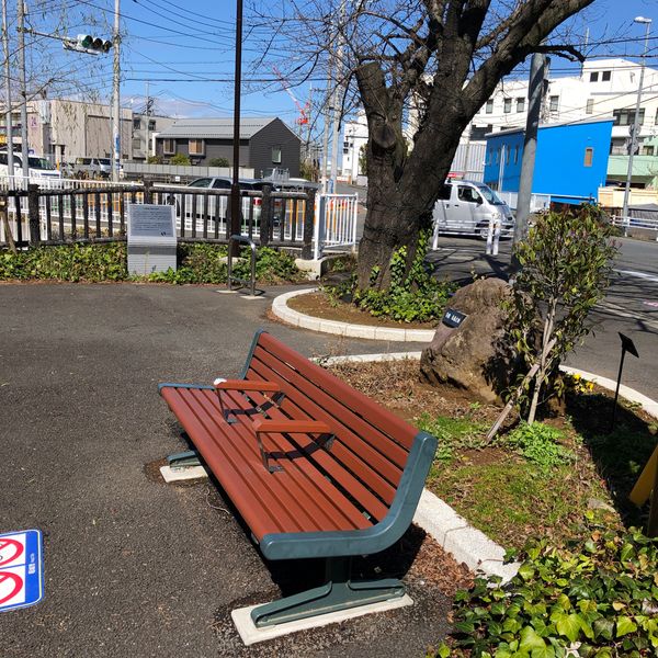 南多摩駅前、分量橋公園ベンチ - おすすめ画像