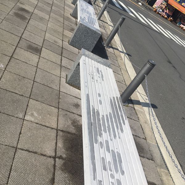 京王線布田駅前ロータリー広場ベンチ - トップ画像