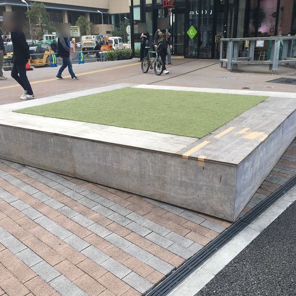 調布駅トリエC館休憩所ベンチ - トップ画像