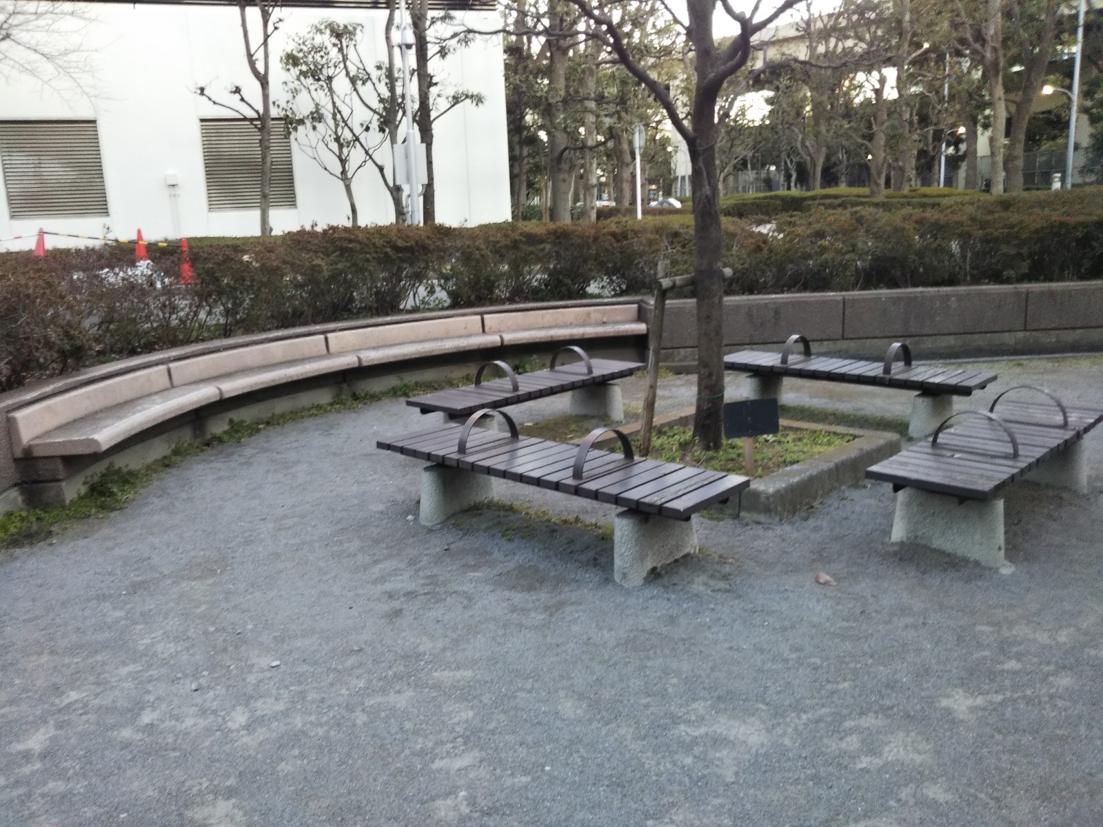 JR浜松町駅の裏側モノレールの線路の下東芝に行く通路の途中の