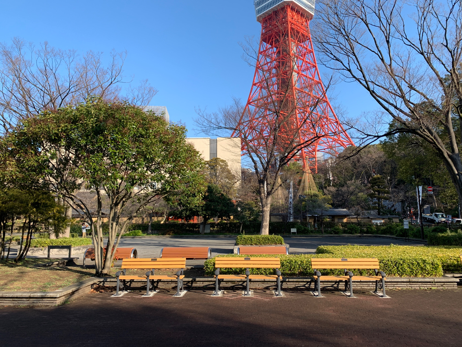 芝公園 18号地 広場のベンチ（休憩スペース） | MEQQE（めっけ）
