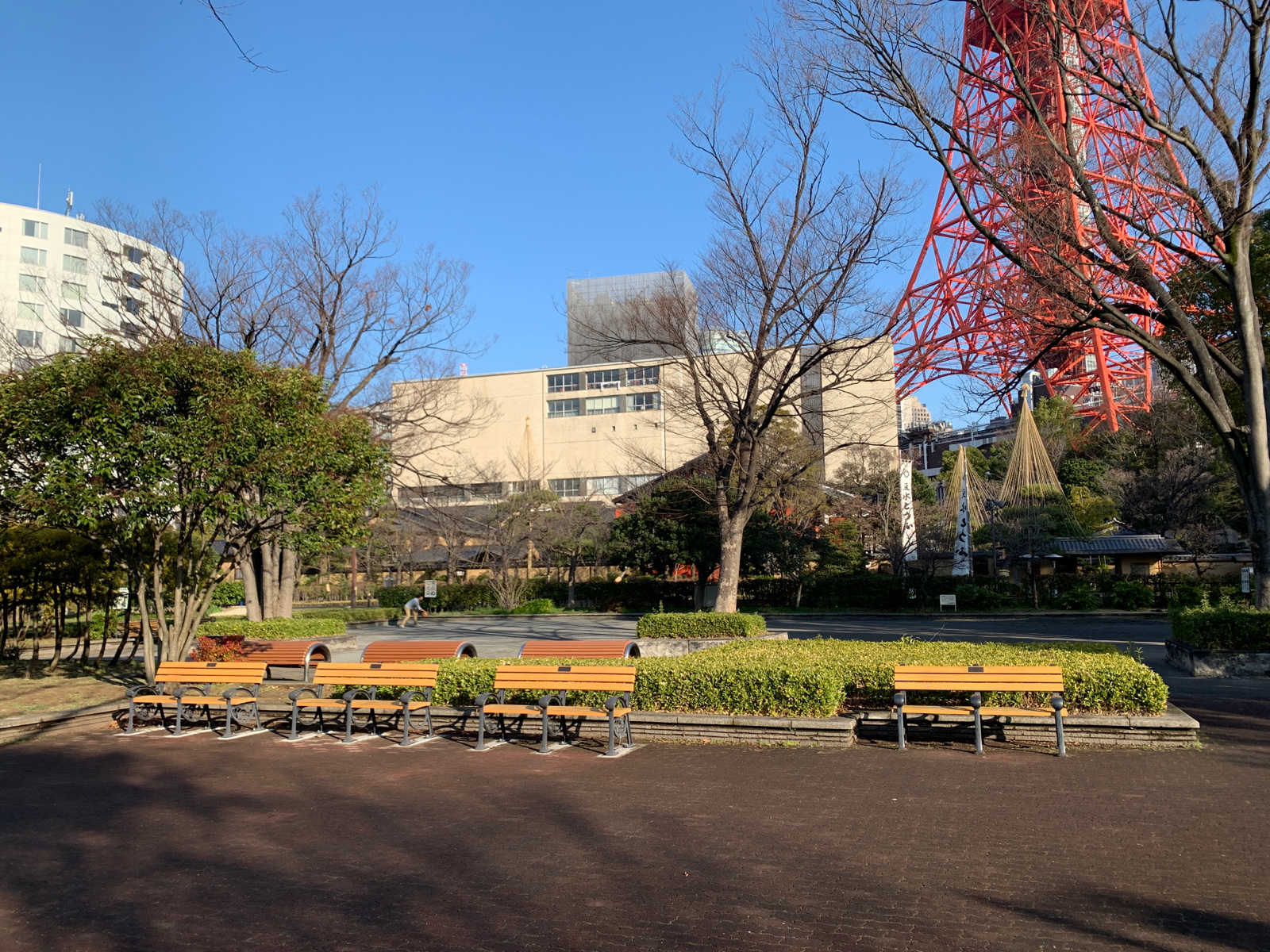芝公園 18号地 広場のベンチ（休憩スペース） | MEQQE（めっけ）