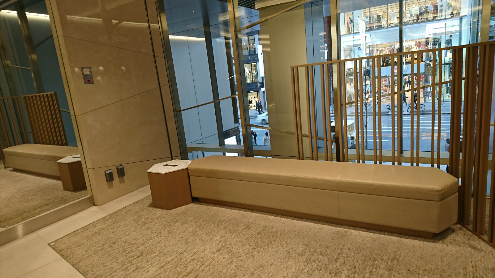 GINZA SIX2階 エレベーター斜め前 VALENTINO横ソファ（休憩