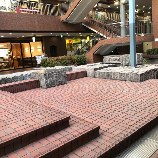 新宿センタービル地下噴水広場ベンチ - おすすめ画像