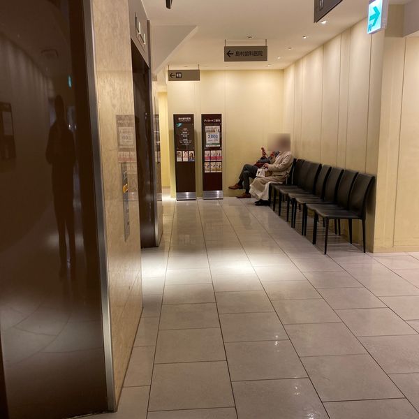 伊勢丹 6階 エレベーター付近ベンチ - おすすめ画像
