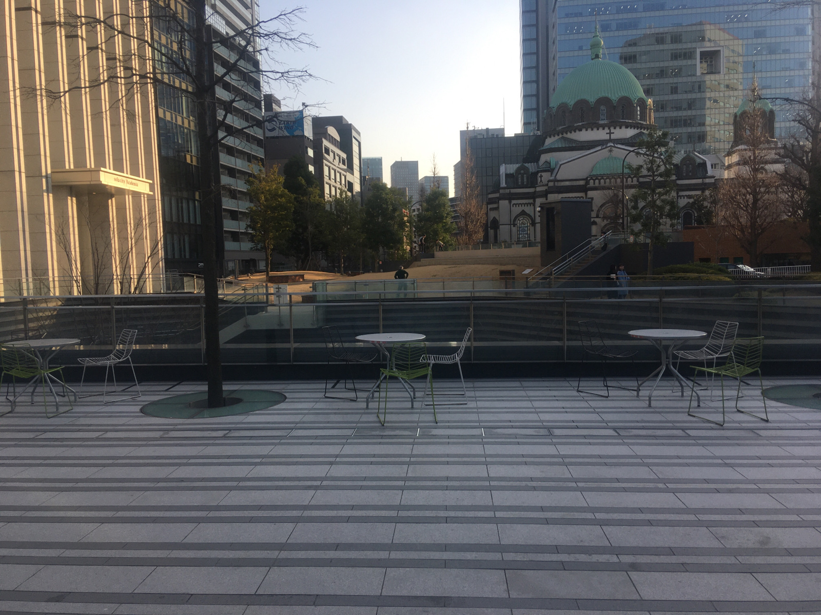 ソラシティ入口前（休憩スペース） | MEQQE（めっけ）