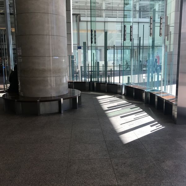 立川駅伊勢丹2階正面玄関前ベンチ - おすすめ画像