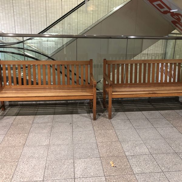 武蔵小金井駅アクウェルモール1階エスカレーター横ベンチ - おすすめ画像