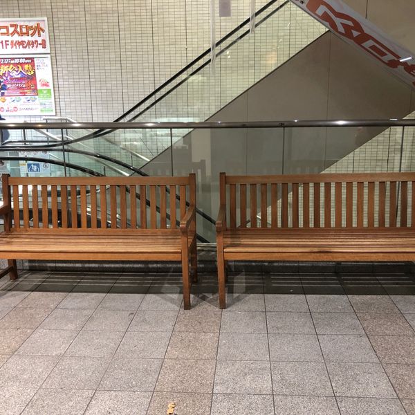 武蔵小金井駅アクウェルモール1階エスカレーター横ベンチ - おすすめ画像