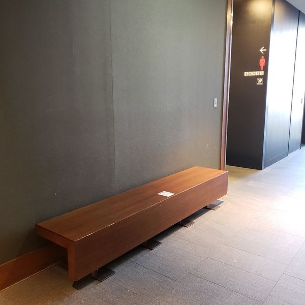 秋葉原UDX 3階 アキバイチ トイレ前ベンチ - おすすめ画像