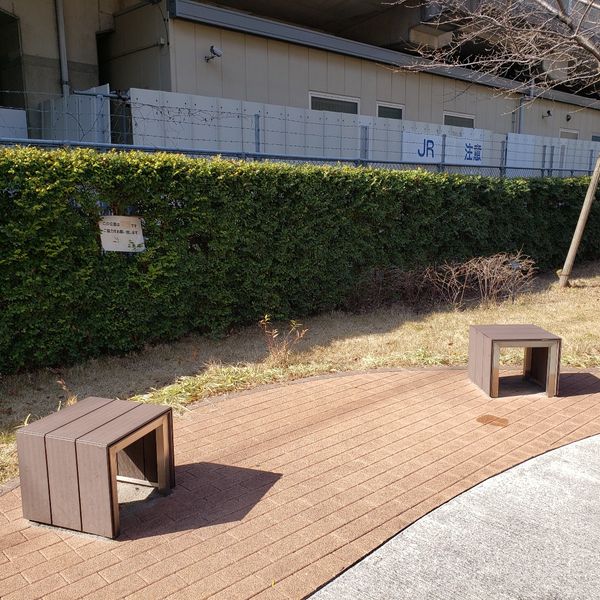 秋葉原練塀公園ベンチ - おすすめ画像