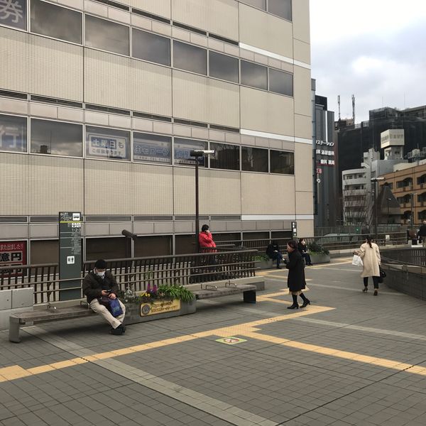 三鷹駅前ベンチ - おすすめ画像