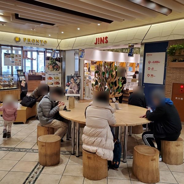 アトレヴィ三鷹駅エスカレーター横の椅子 - トップ画像