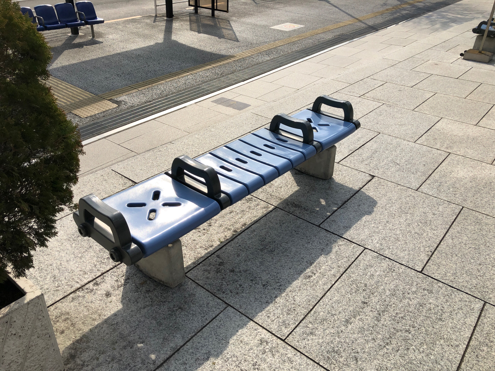 中野サンプラザ前の休憩所（休憩スペース） | MEQQE（めっけ）
