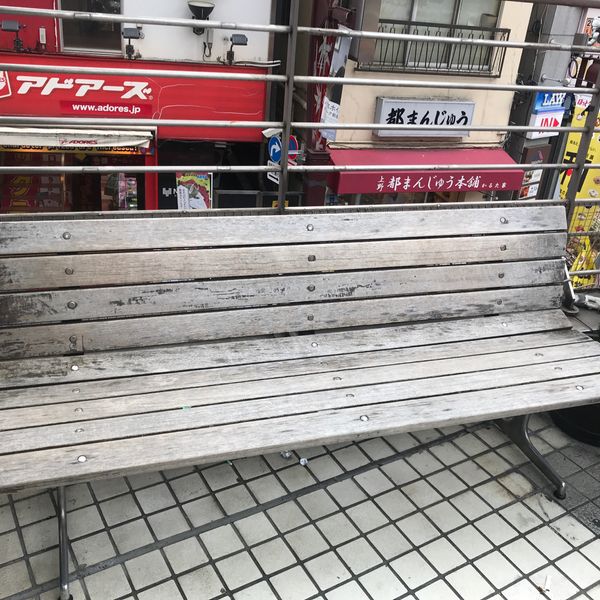 アメ横センタービル 2階屋外自販機前ベンチ - トップ画像