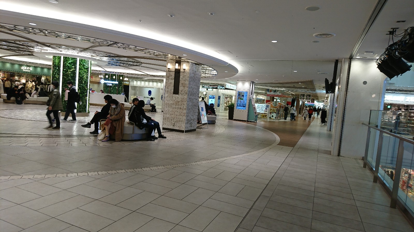 サンシャインシティ噴水前1階休憩所（休憩スペース） | MEQQE