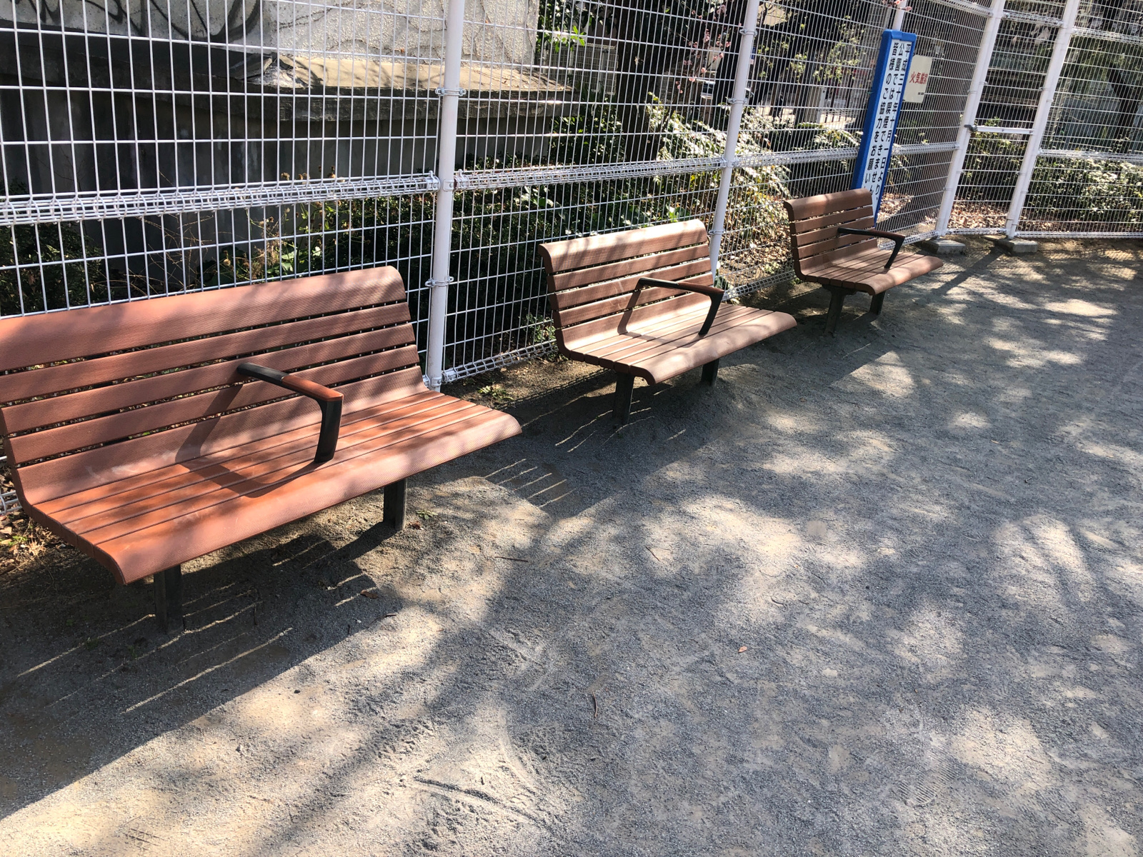 西池袋公園のベンチ（休憩ベンチ） | MEQQE（めっけ）
