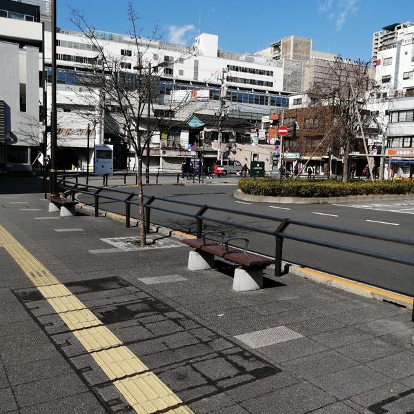 北千住駅東口交番横ベンチ - トップ画像