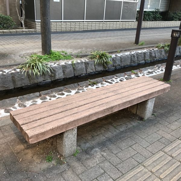 新座駅前の休憩ベンチ - おすすめ画像