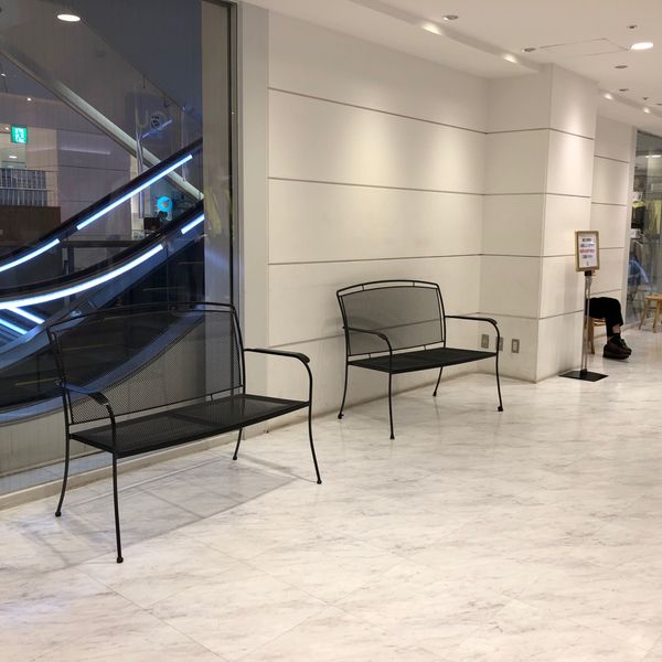 JR熊谷駅アズ本館４階、エスカレーター横一休みベンチ - おすすめ画像