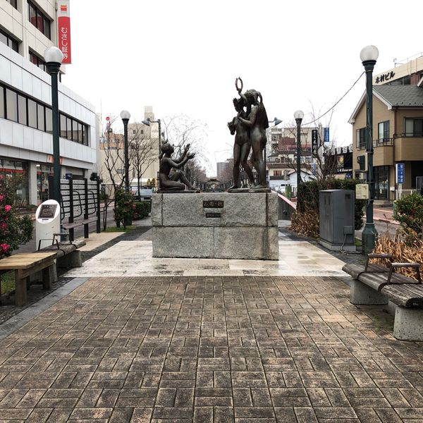 JR熊谷駅北口星川通り、花園の歌像前ベンチ - トップ画像