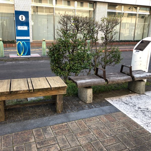 JR熊谷駅北口星川通り、花園の歌像前ベンチ - おすすめ画像