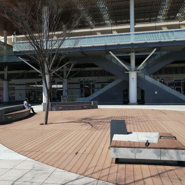 新潟駅南口広場のベンチ - おすすめ画像